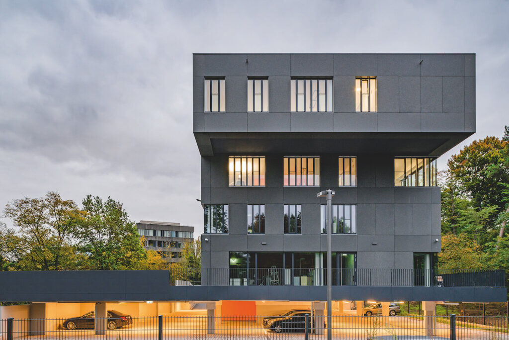 Außenansicht des House of Communication der WEFRA LIFE Mediaagentur nahe Frankfurt am Main
